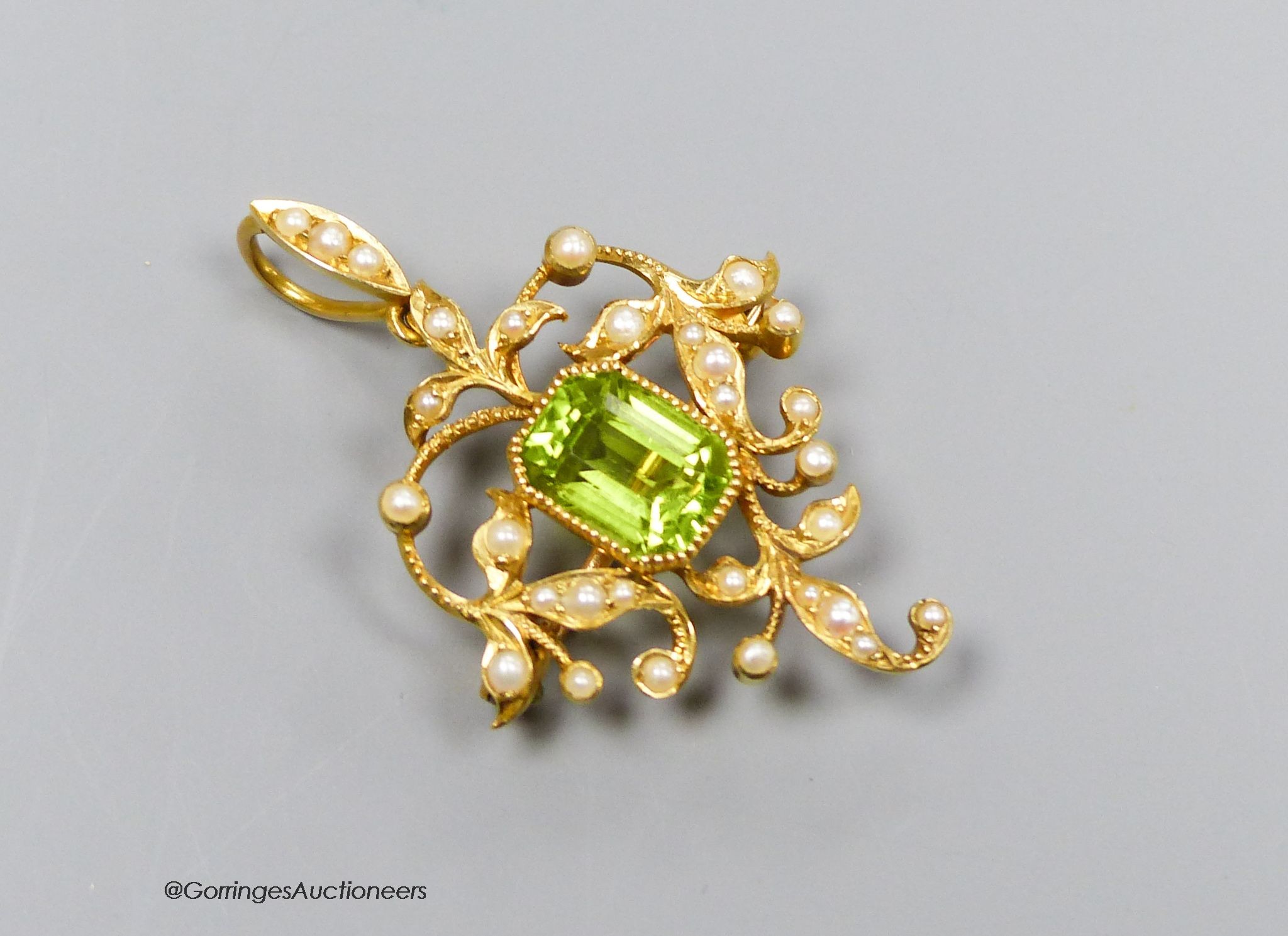 And Edwardian gold, peridot and seed pearl pendant brooch, gross 4g, 3.5cm.